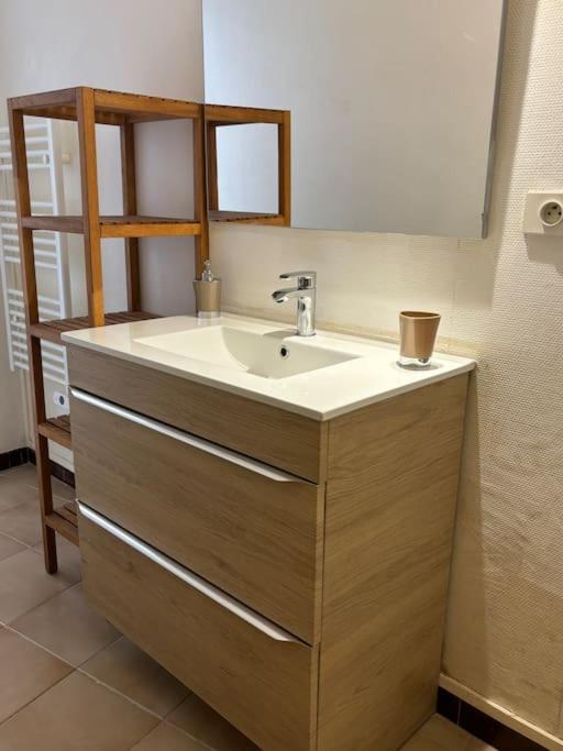 Maison De Ville Proche Mer, En Camargue Sur Le Chemin De Saint Jacques De Compostelle, Clim Reversible Vauvert Luaran gambar